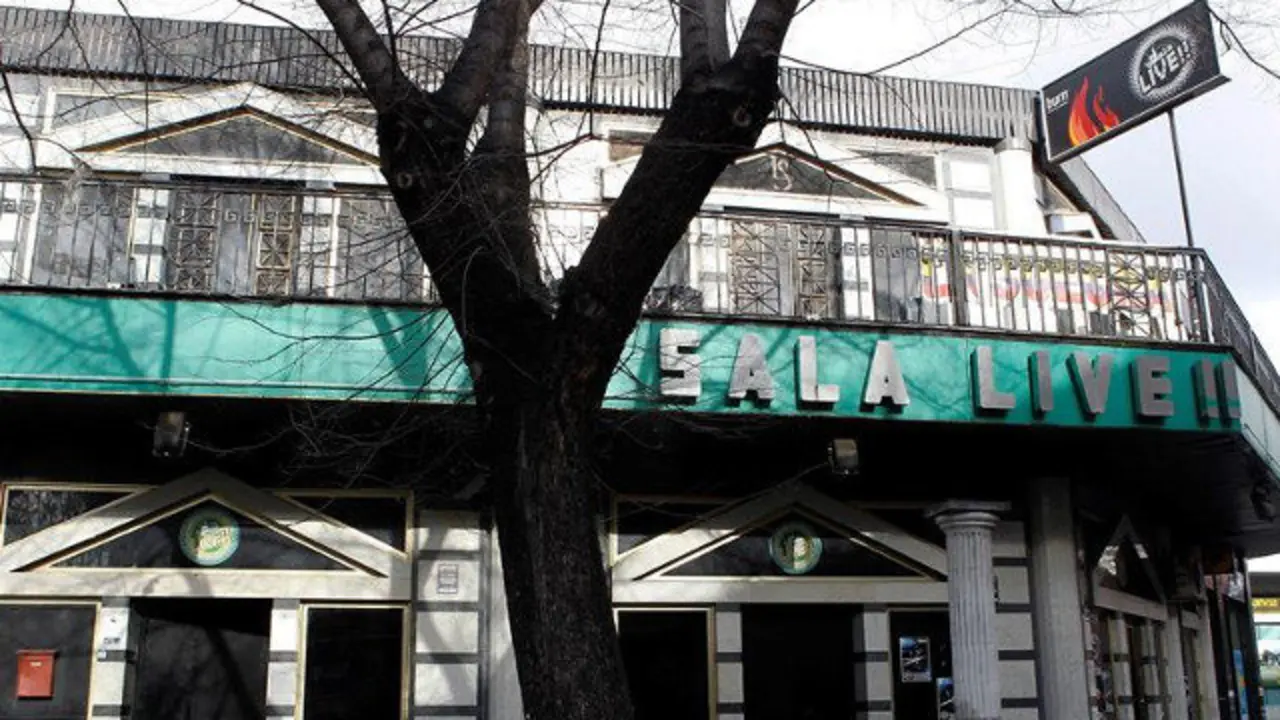 Fachada de la discoteca La Suegra,situada en el distrito madrileño de Carabanchel. VÍCTOR LERENA (EFE)