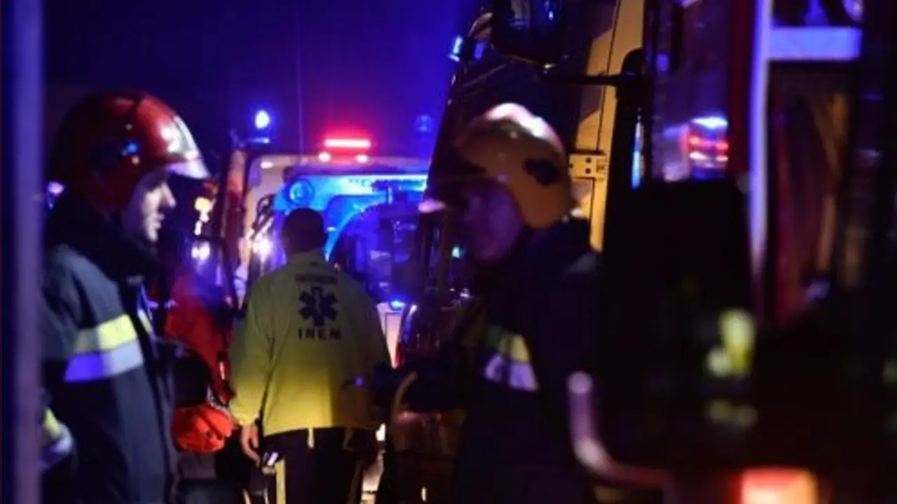 Los bomberos, en el lugar del incendio. TWITTER