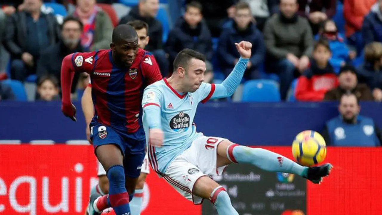 El delantero del Celta de Vigo Iago Aspas dispara ante el centrocampista colombiano de la UD Levante, Jefferson Lerma. KAI FÖRSTERLING (EFE)