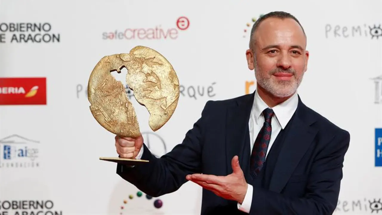 Javier Gutiérrez, con el premio Forqué. JAVIER BELVER (EFE)