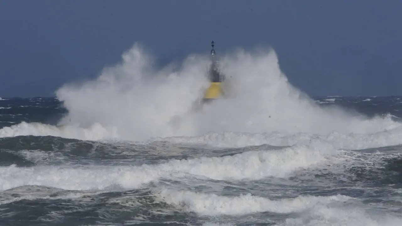 Oleaje en Burela el pasado año. ANTONIO LÓPEZ