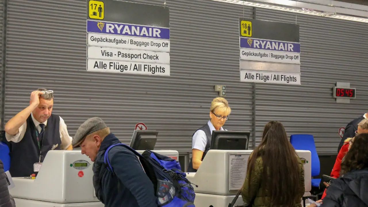 Mostrador de facturación de Rayanair. EFE
