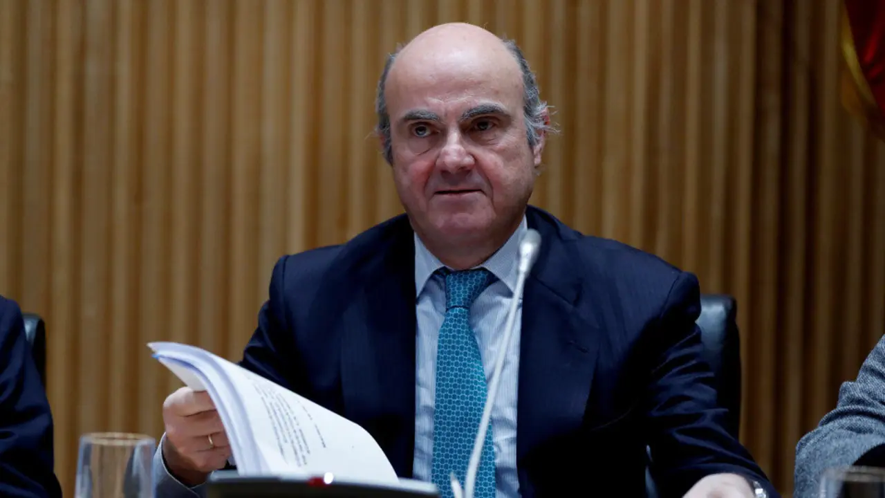 El ministro de Economía, Luis de Guindos, comparece en la Comisión de investigación de la crisis financiera y rescate bancario. EMILIO NARANJO (EFE)