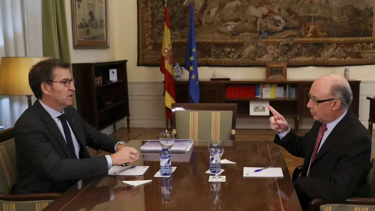 Alberto Núñez Feijóo y Cristóbal Montoro. BALLESTEROS (EFE)