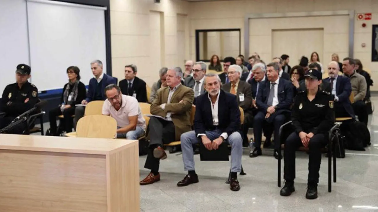 Álvaro Pérez Alonso, O Bigotes, Pablo Crespo e Francisco Correa, no banco. ARQUIVO