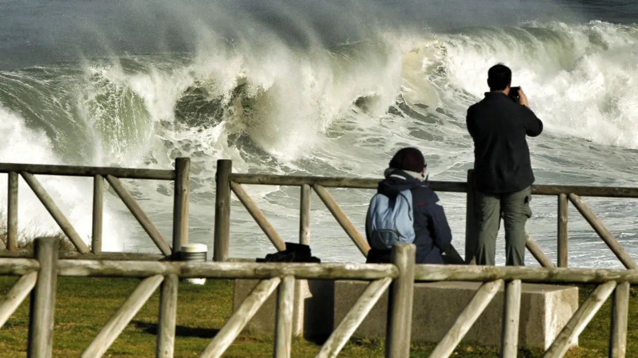 A Mariña registra olas que superan los ocho metros. En la imagen, el estado del mar junto a la antigua cetárea de Rinlo, este miércoles. JOSÉ Mª ÁLVEZ