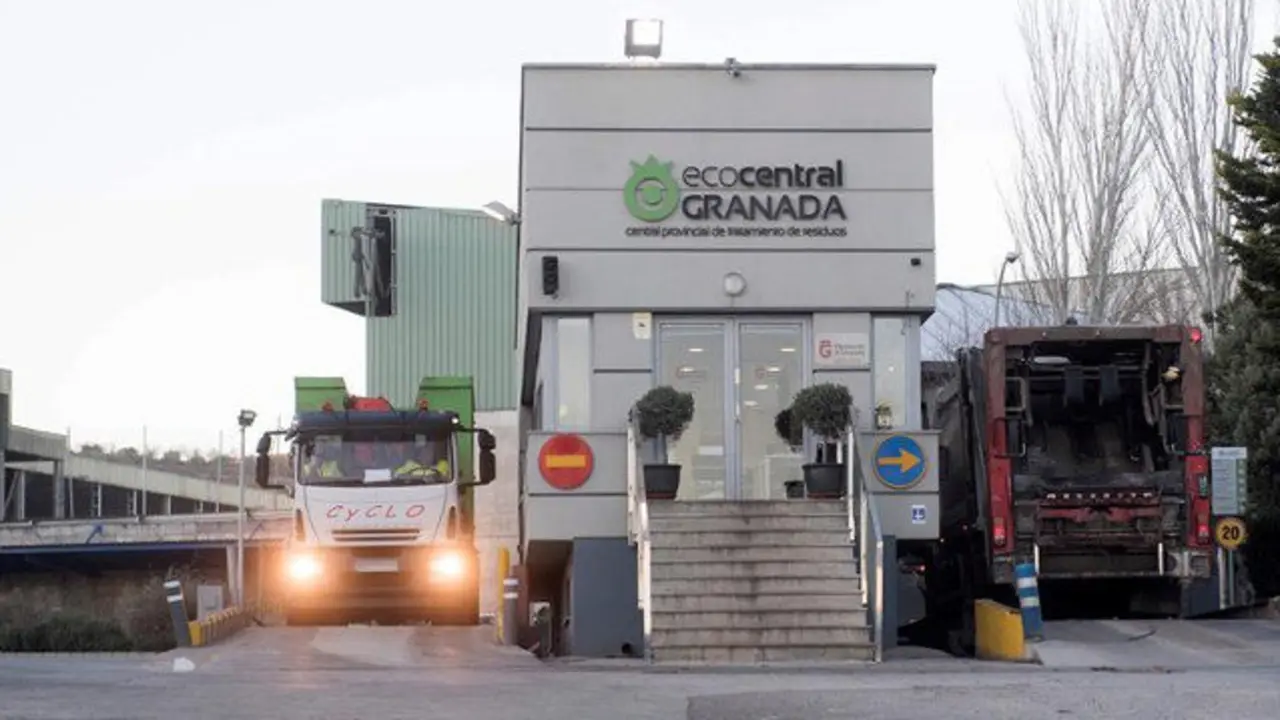 Vista de la planta de reciclaje de basuras de Alhendín, en Granada, donde se encontró el cadáver de una recién nacida dentro de una bolsa. MIGUEL ÁNGEL MOLINA (EFE)