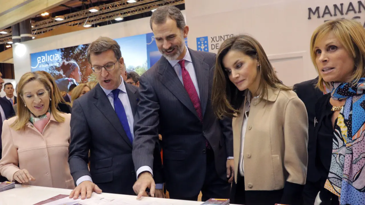 Feijóo, en Fitur junto a Ana Pastor, el rey Felipe, la reina Letizia y Nava Castro. LAVANDEIRA JR (EFE)