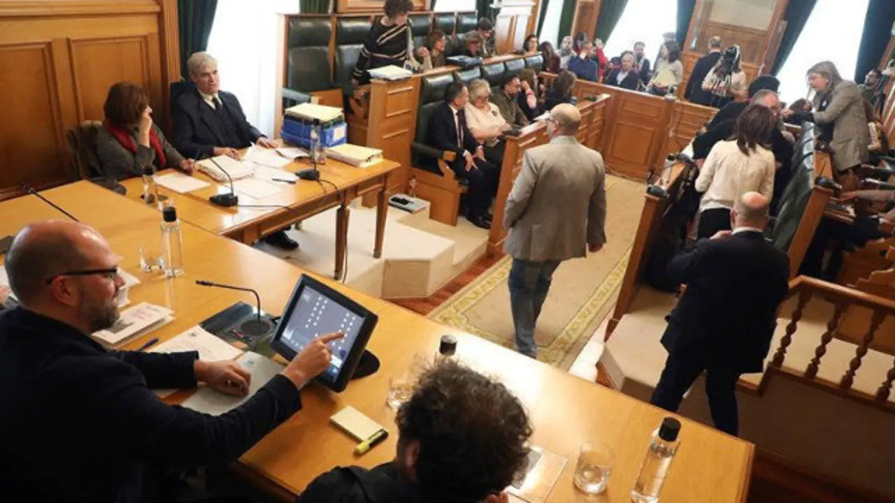 La corporación municipal de Santiago al inicio del pleno de aprobación de los presupuestos. XOÁN REY (EFE)