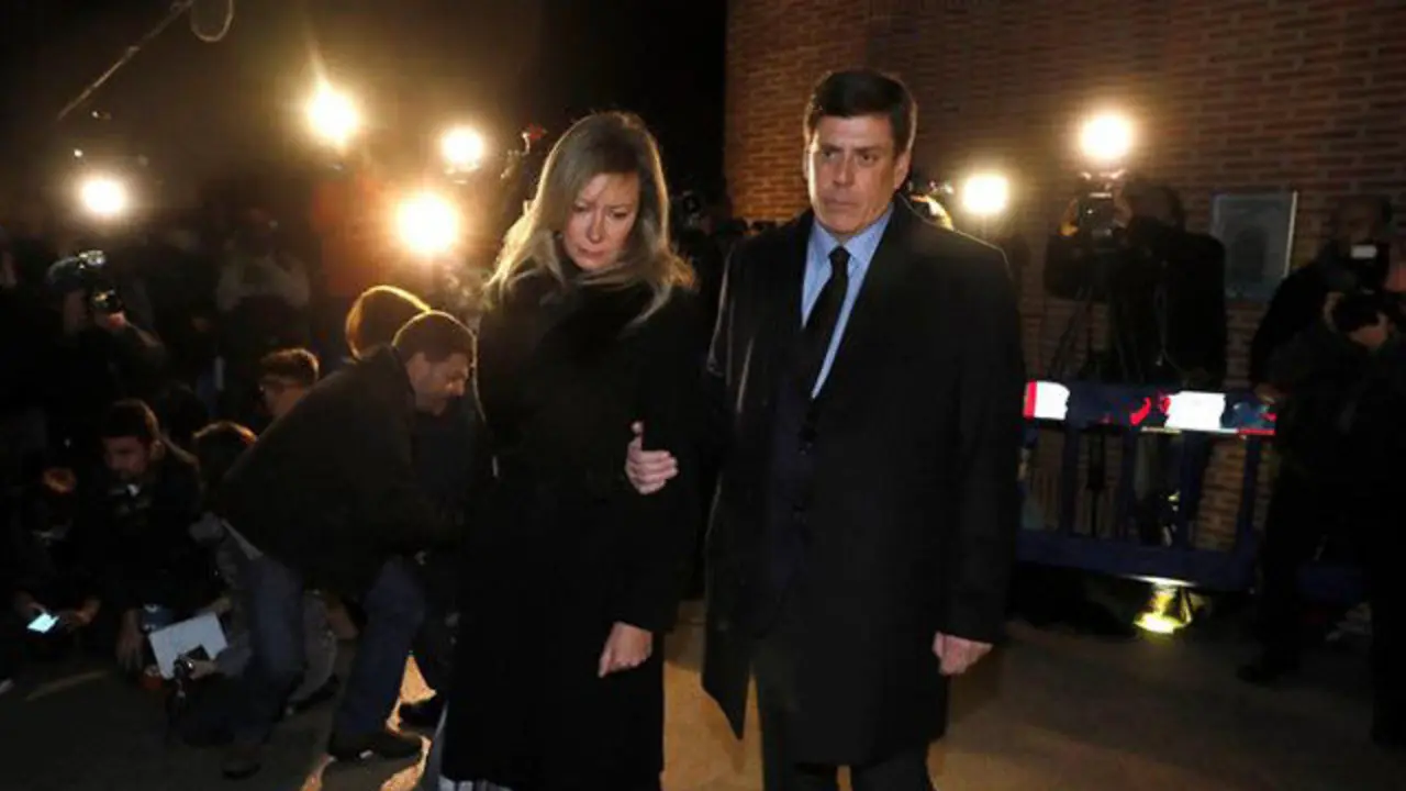 Los padres de Diana Quer, en el funeral. JUAN CARLOS HIDALGO