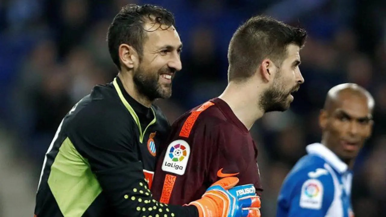 Diego López y Gerard Piqué, al finalizar el partido. ANDREU DALMAU (EFE)