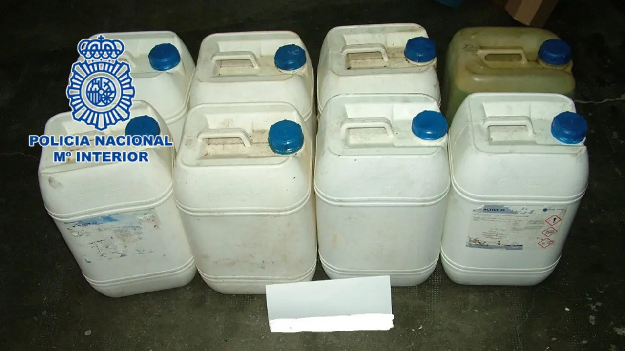 Garrafas utilizadas en anteriores ocasiones en robos de gasoil. ADP