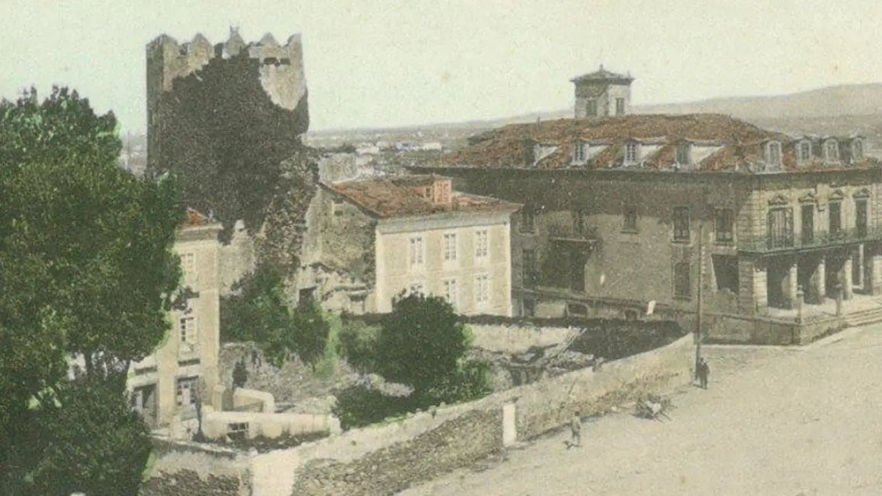 A casa incautada ao banqueiro Manuel Casas é o actual consistorio de Ribadeo (ao fondo). AMA