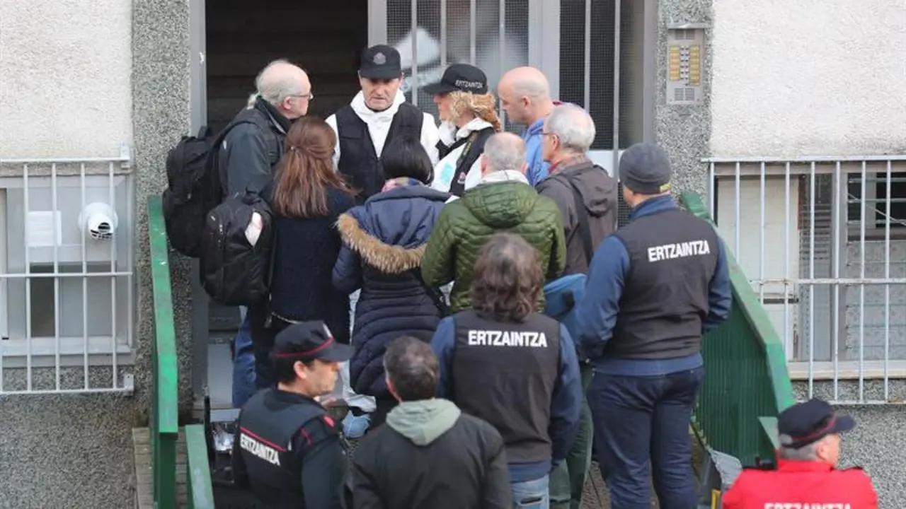 Efectivos de la Ertzaintza, en el lugar del suceso. LUIS TEJIDO (EFE)