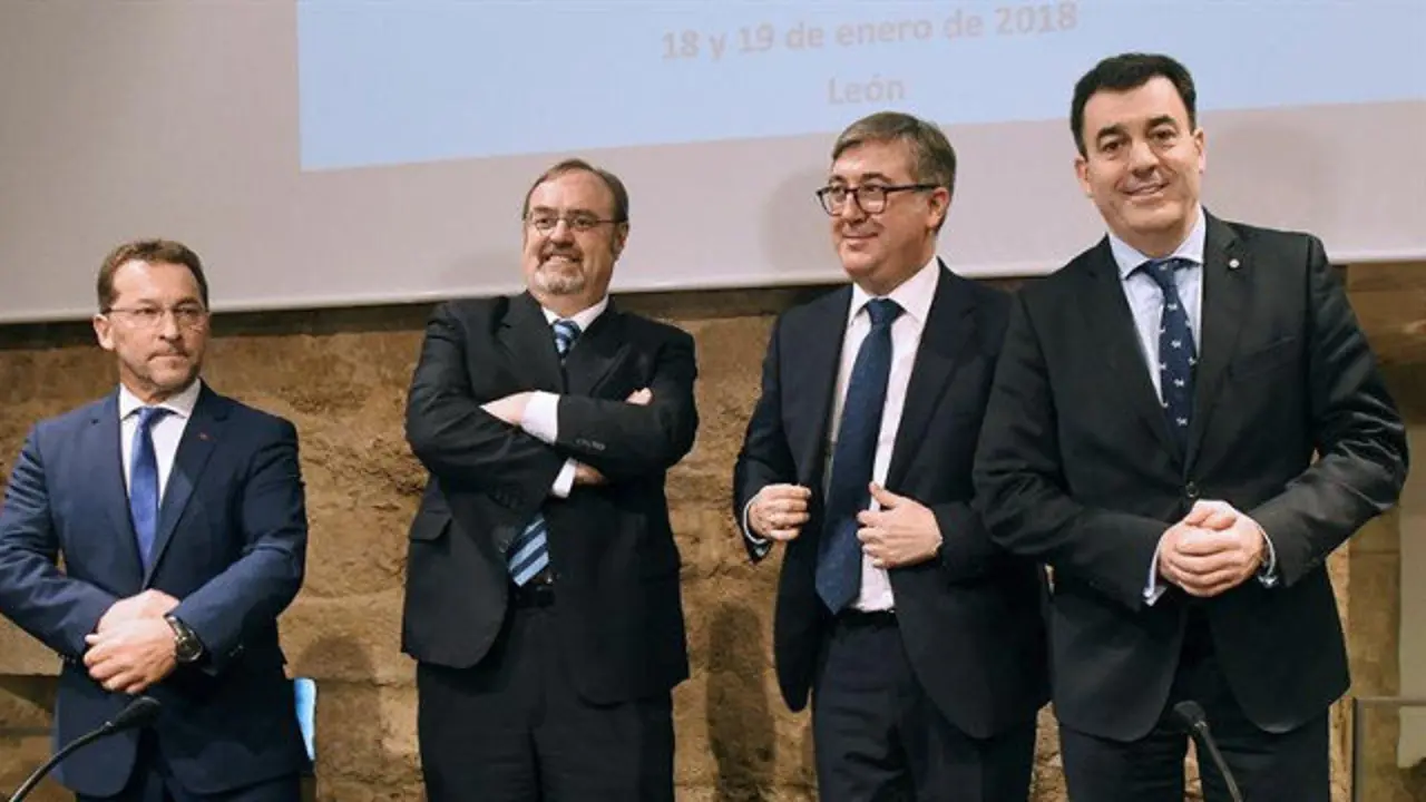 Los consejeros de Galicia, Asturias y Castilla y León, junto al secretario de Estado de Educación. J. CASARES (EFE)