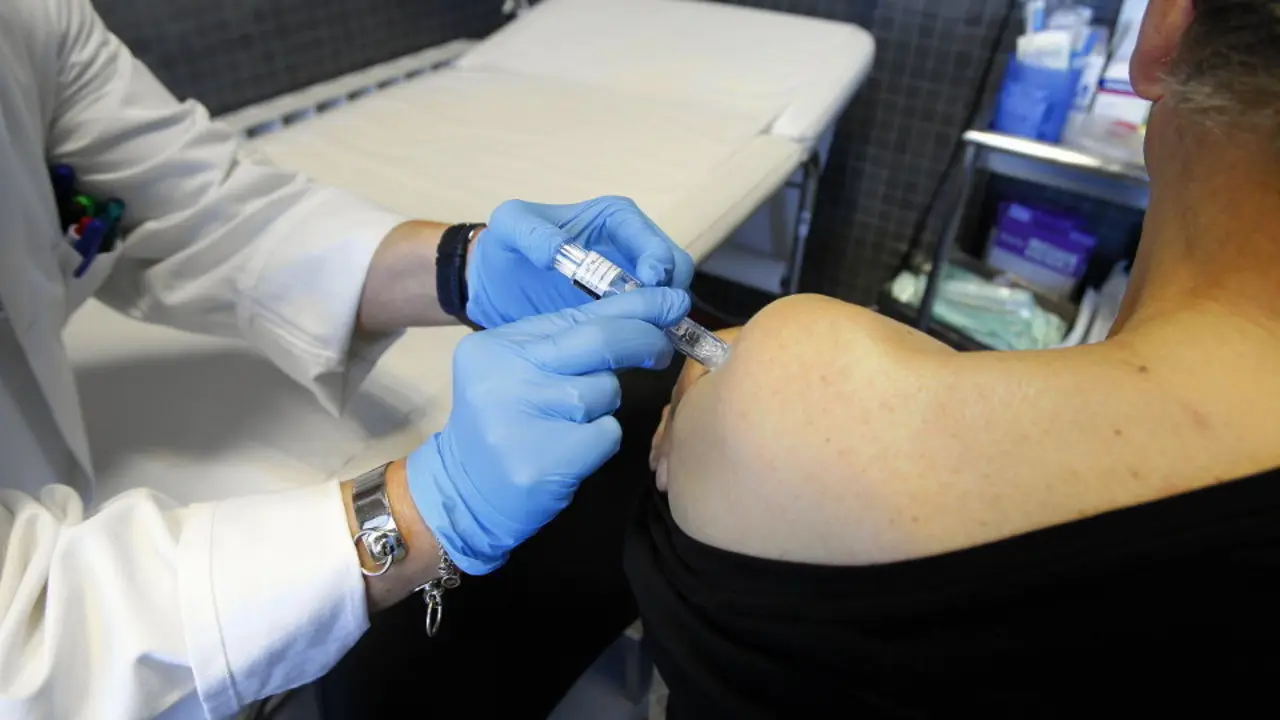 Un paciente recibe la vacuna contra la gripe. AEP