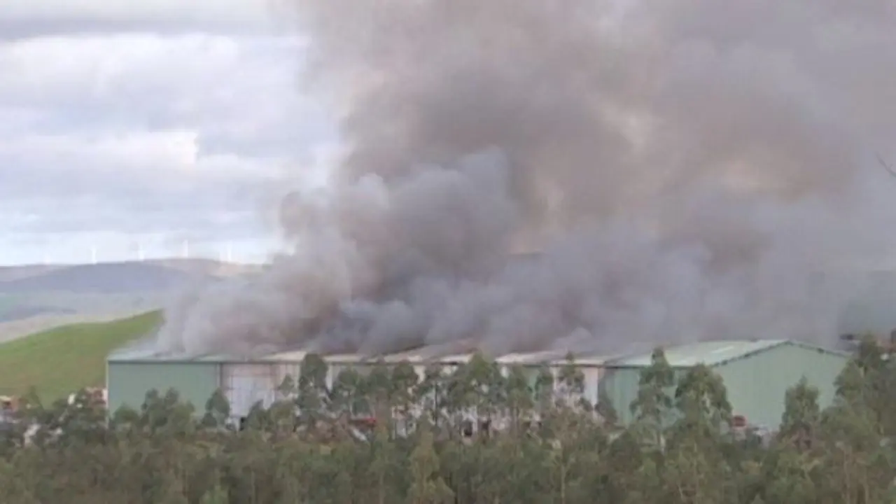El fuego causó una importante humareda. TVG