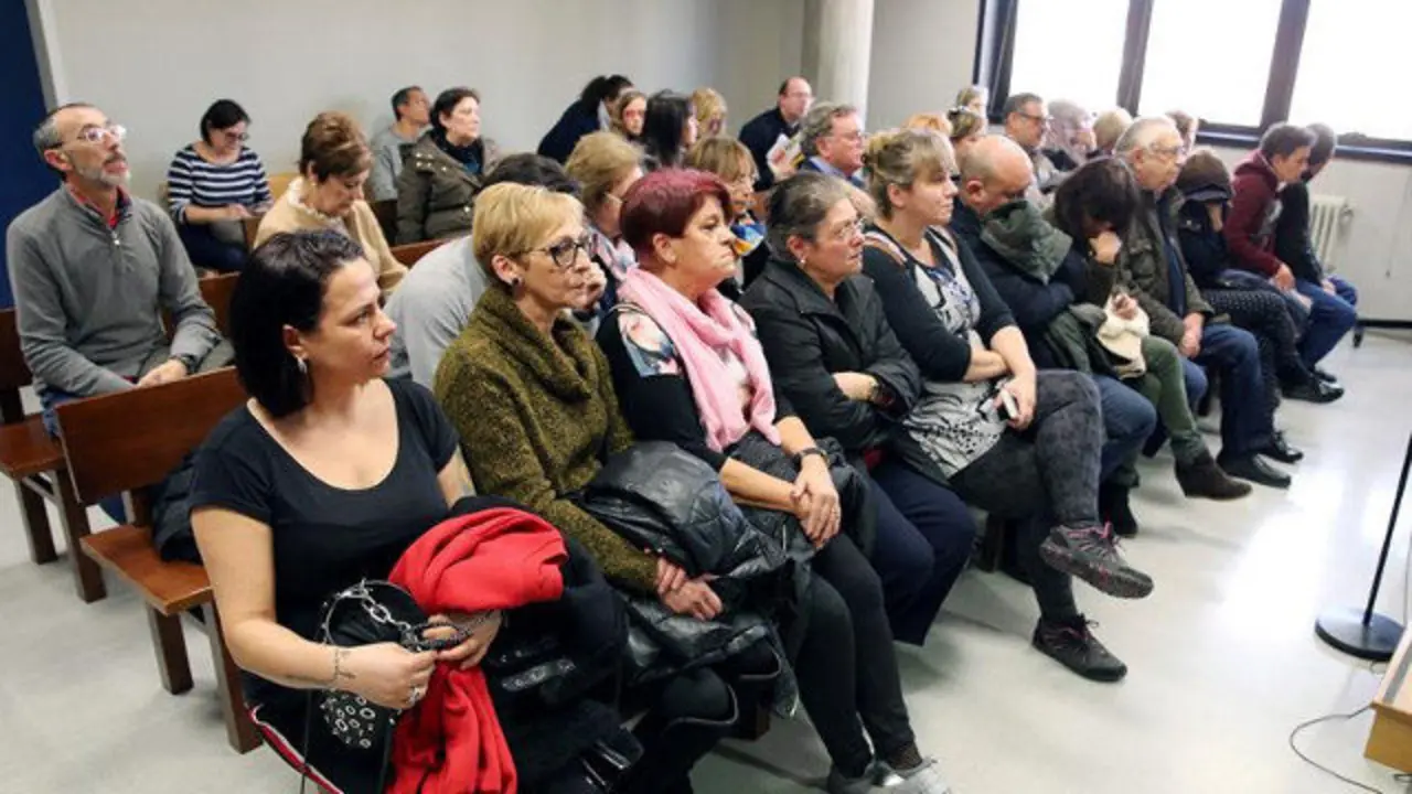 Varios de los acusados en la macrocausa por la venta de ropa falsificada en A Pedra. SALVADOR SAS (EFE)