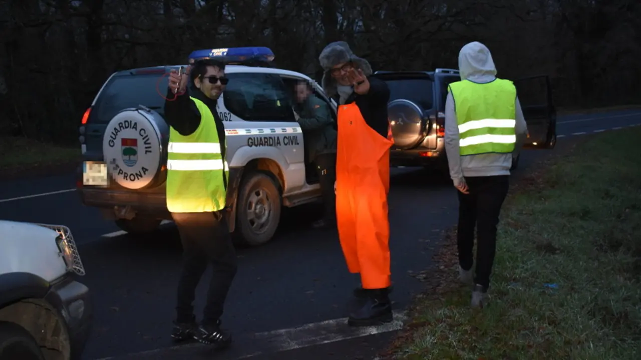 Identificados tres animalistas en el campeonato gallego de caza de zorro, en Dozón. BLANCA PAZ