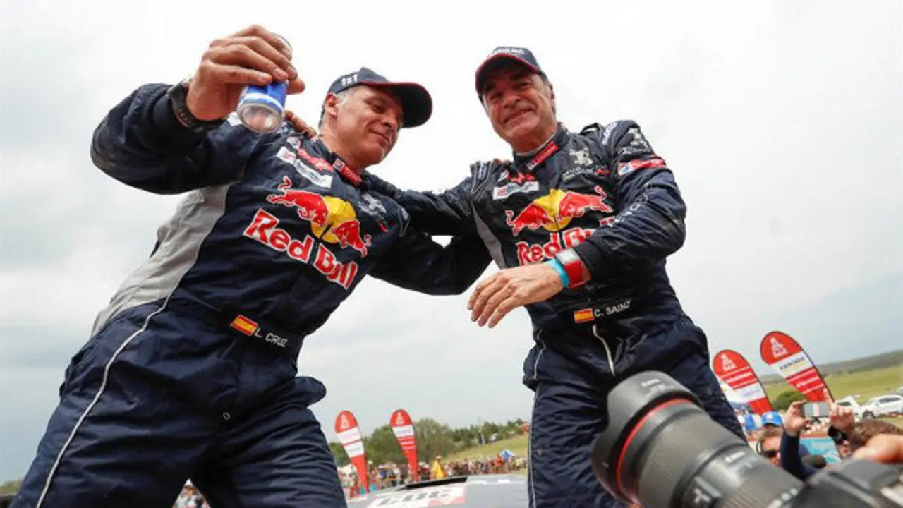 Carlos Sainz y Lucas Cruz celebran su victoria. DAVID FERNÁNDEZ (EFE)