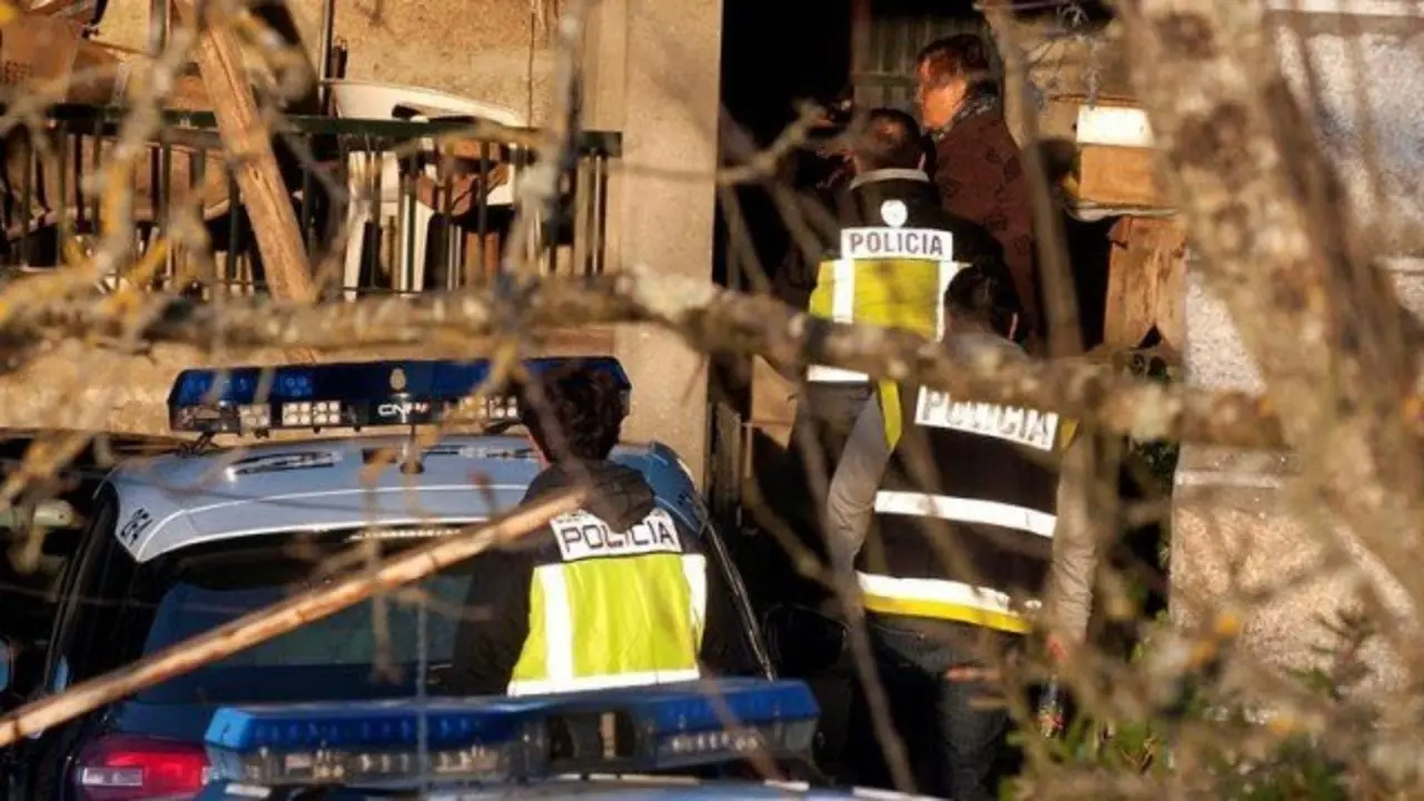 Registro en la casa familiar de Toén de los dos hermanos detenidos. TVG