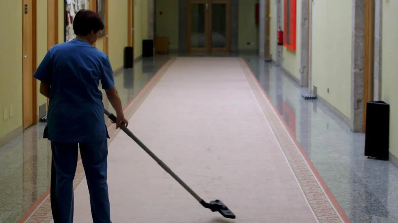 Una empleada de limpieza en el Parlamento Gallego. AEP