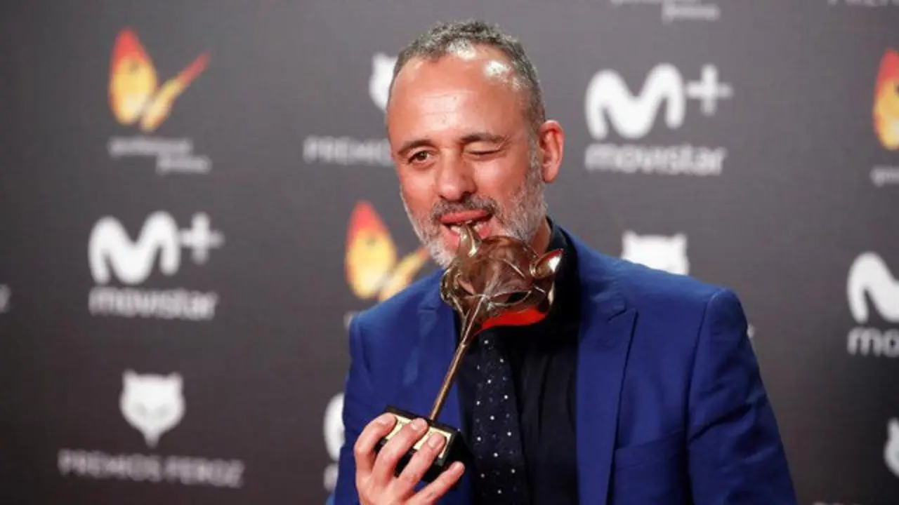 Javier Gutiérrez posa con uno de sus premios Feroz. JUANJO MARTÍN (EFE)