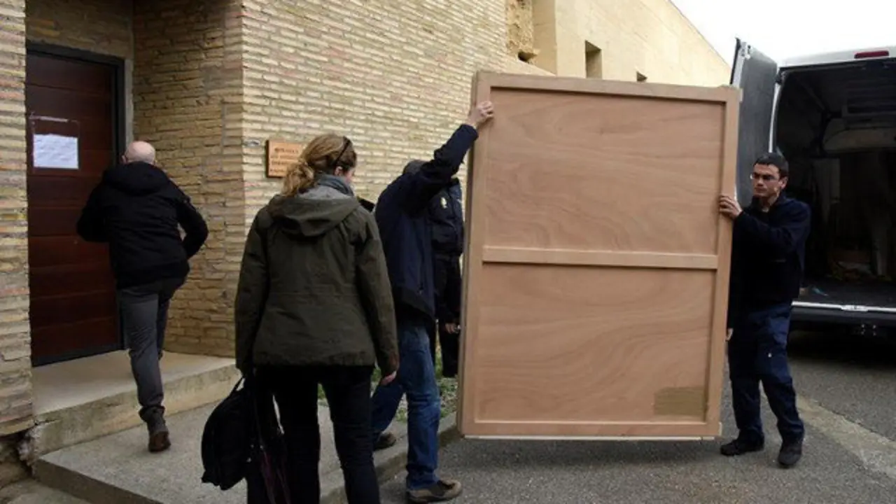 Traslado del cuadro al monasterio de Sijena. JAVIER BLASCO (EFE)