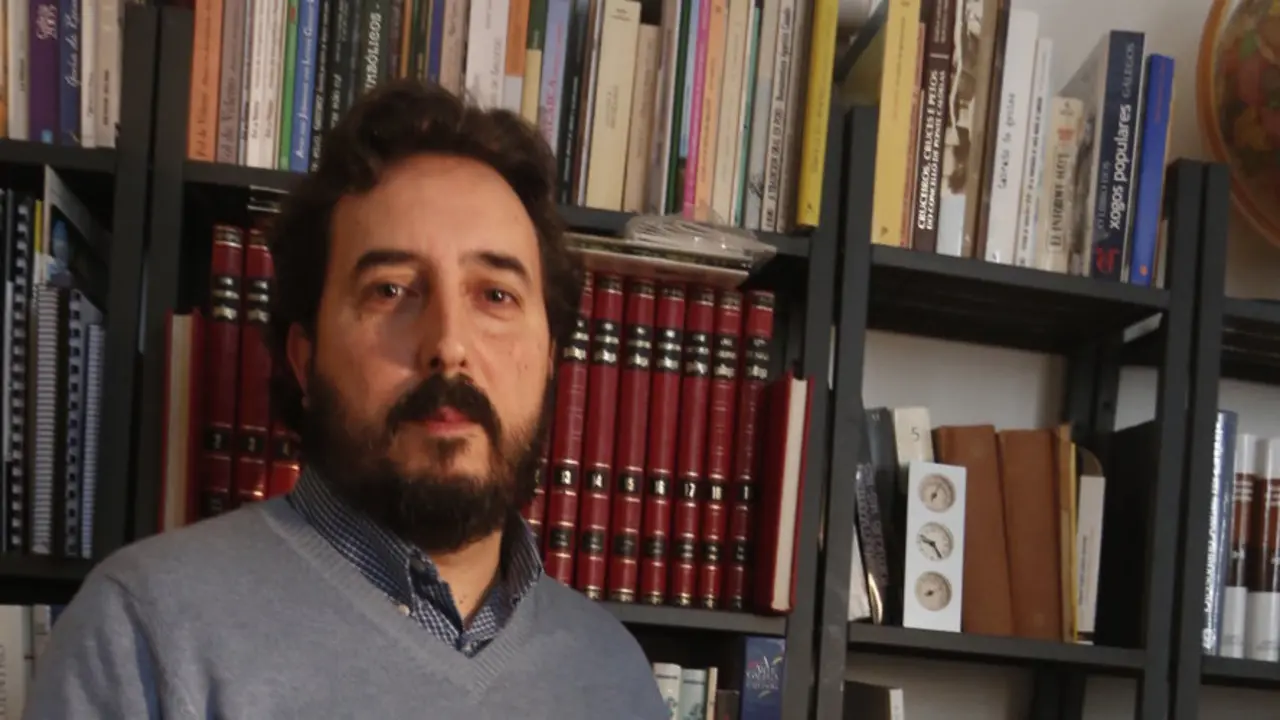 Rafael Quintía na oficina da súa editorial, Ad Origine. JAVIER CERVERA-MERCADILLO