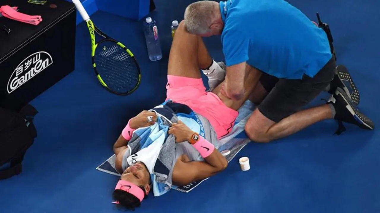 Nadal, atendido en la pista en Australia. SAM MOOY (EFE)
