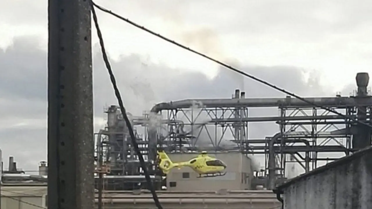 Incendio en la fábrica de Finsa, en Padrón. TVG