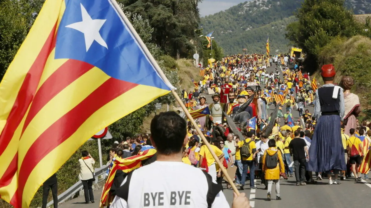 Un hombre porta una estelada durante una manifestación a favor de la independencia. AEP