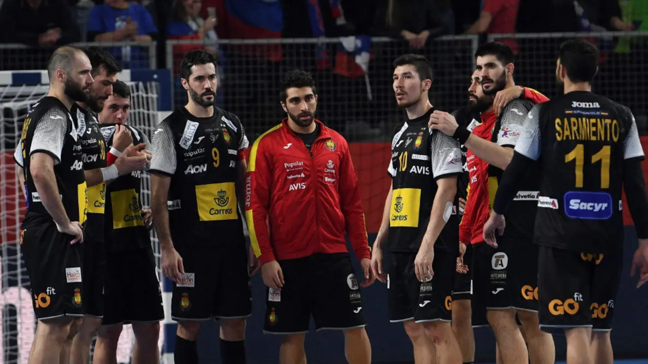 Los jugadores de la selección española tras perder ante Eslovenia. GEORGI LICOVSKI (EFE)