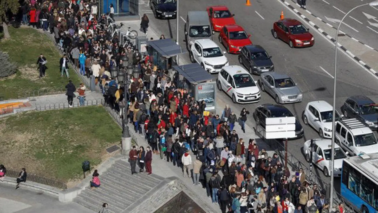 Un pedazo de la inmensa cola de candidatos para trabajar en el hotel madrileño. EMILIO NARANJO (EFE)