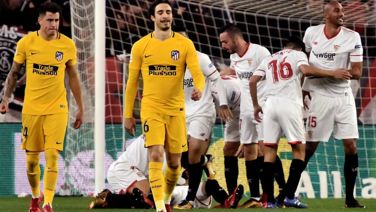 Los jugadores del Sevilla celebran el gol del defensa, Sergio Escudero. RAÚL CARO (EFE)