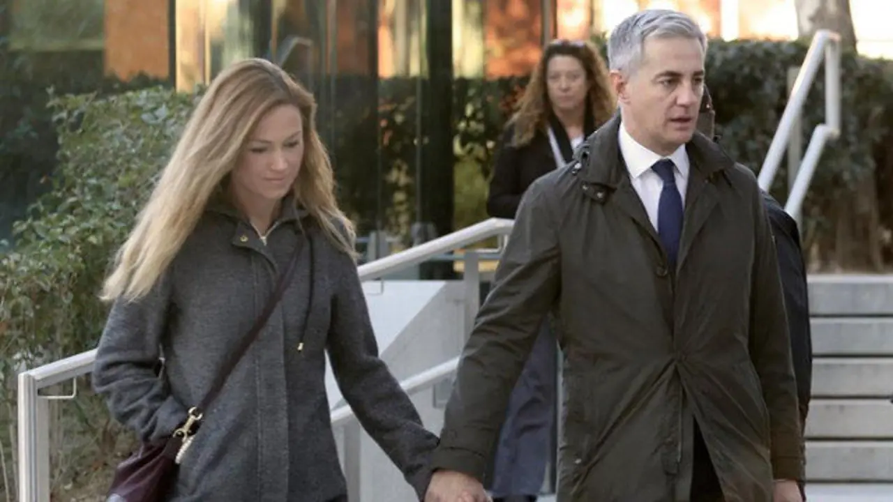 El exsecretario general del PP valenciano Ricardo Costa, acompañado por su pareja, a su llegada a la Audiencia Nacional. BALLESTEROS
