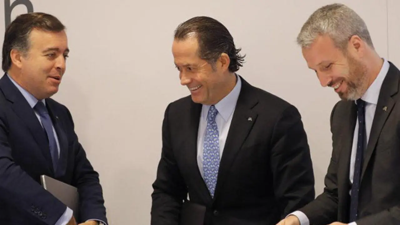 Juan Carlos Escotet (c), Francisco Botas (i) y el director general financiero de Abanca Alberto de Francisco. LAVANDEIRA JR.