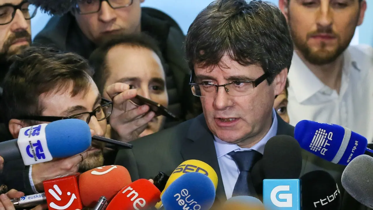 Puigdemont, tras su reunión con el presidente del Parlament, Roger Torrent, en Bruselas. STEPHANIE LECOCQ (EFE)
