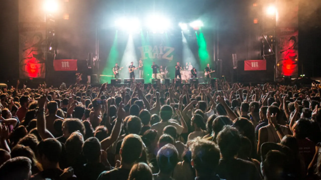 Festival Revenidas de Vilaxoán durante una actuación de &#39;La Raíz&#39; nunha edición anterior