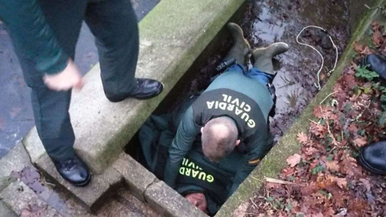 Los agentes utilizaron sus ropas para cubrir al anciano, que presentaba signos de hipotermia. EP