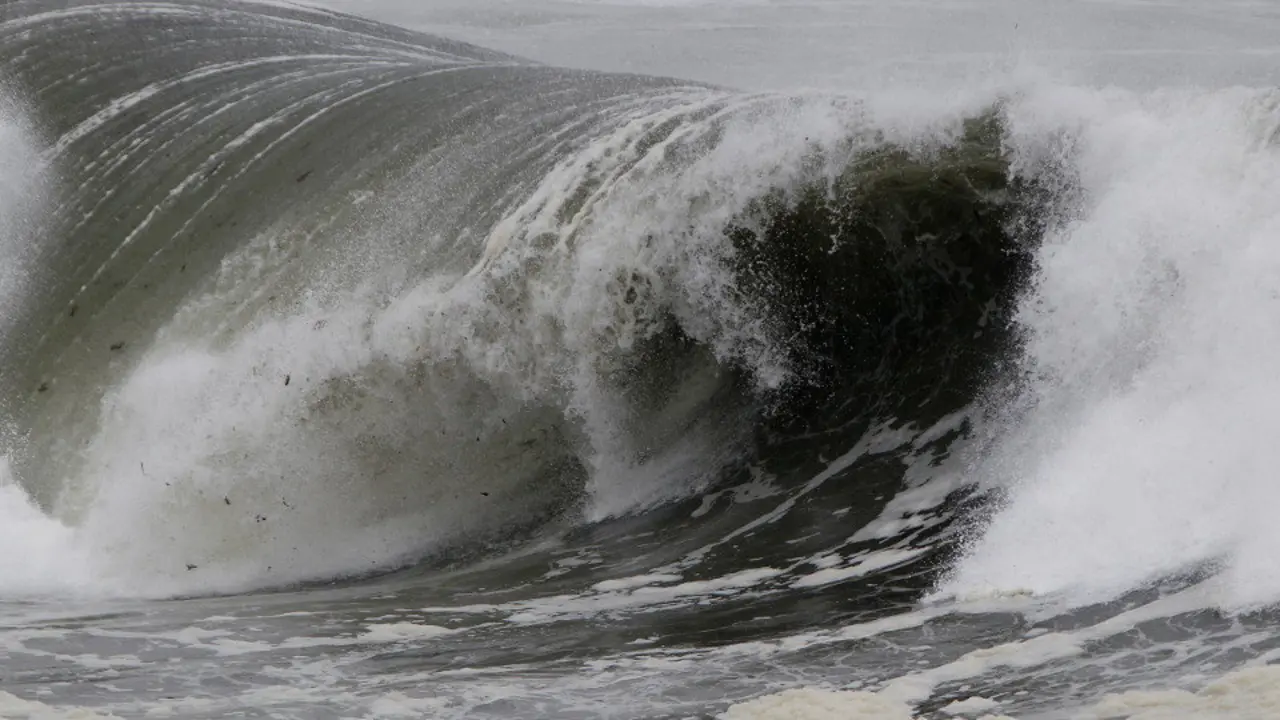 Olas de gran tamaño sacuden el litoral gallego. JMª ÁLVEZ
