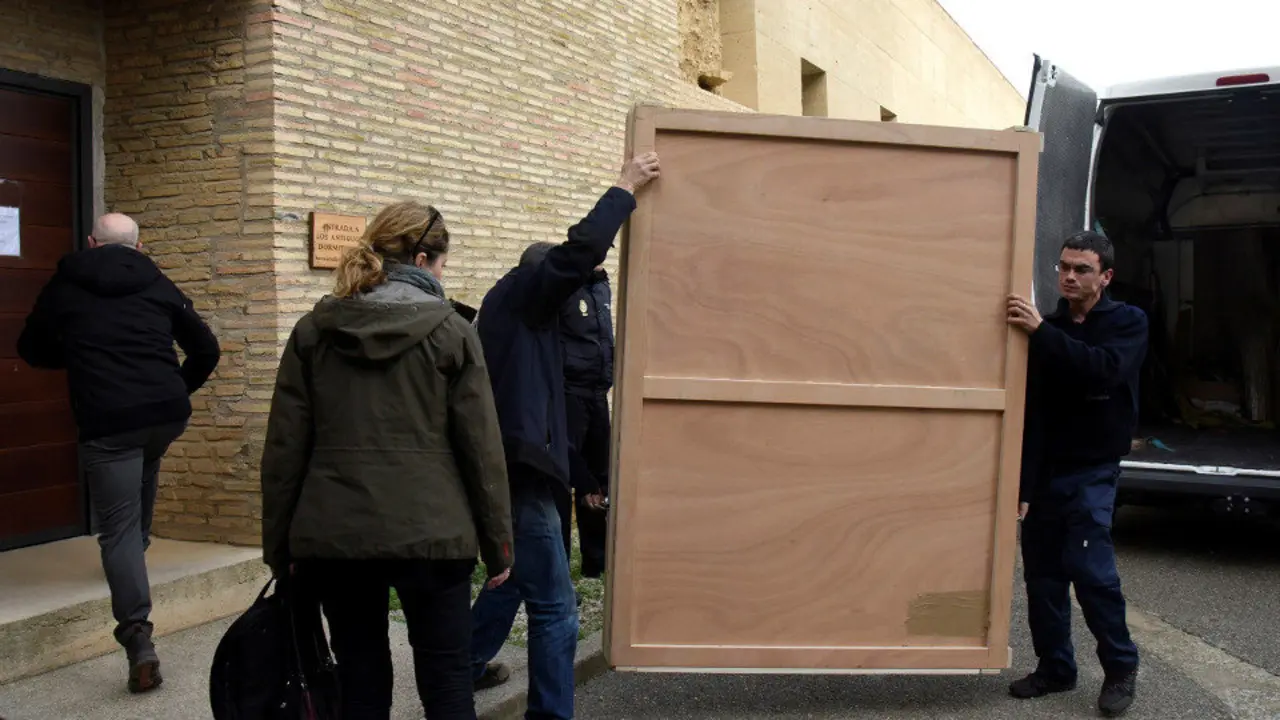 Llegada al Monasterio de Sijena del cuadro de la Inmaculada que estaba pendiente de devolver desde el Museo de Lérida. JAVIER BLASCO (EFE)