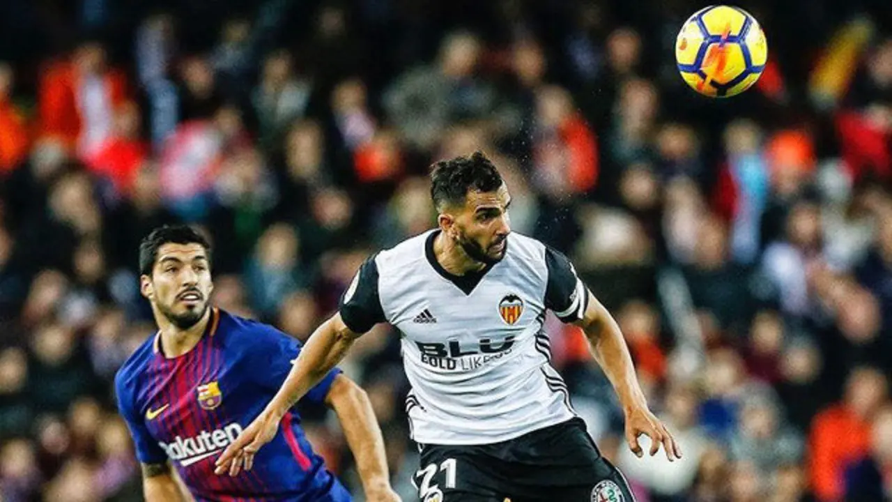 Luis Suárez y Martín Montoya, en el duelo de Liga de este año disputado en Mestalla