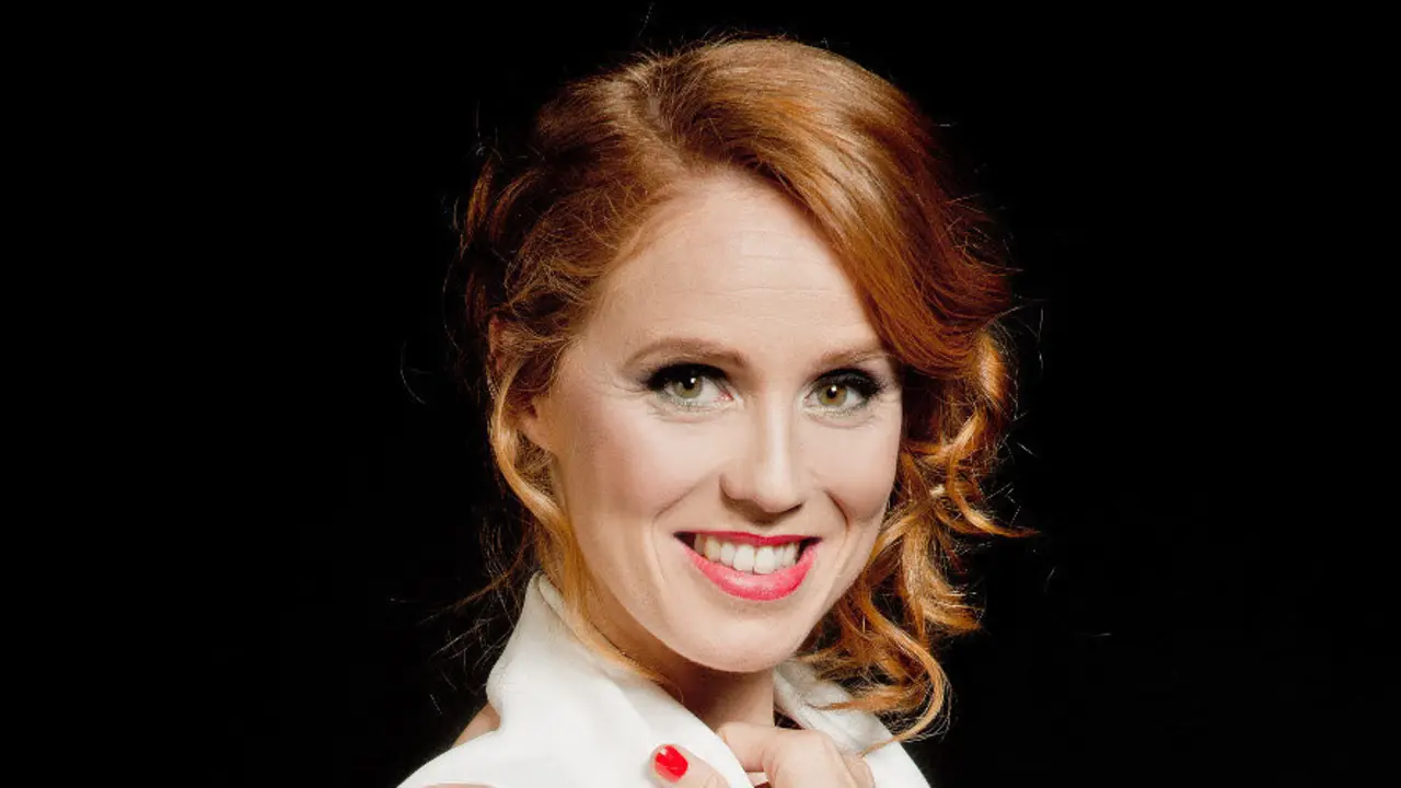 Unha foto promocional de María Castro na obra 'Dos más dos'