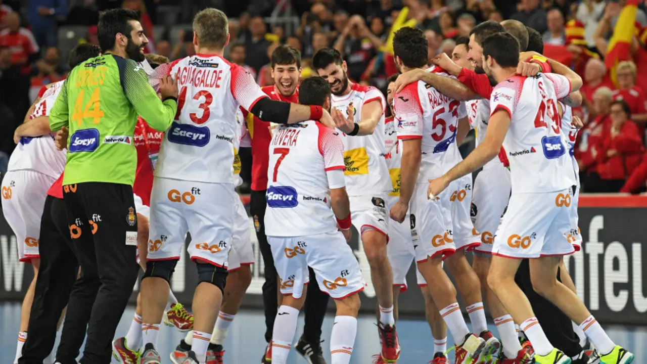 Los jugadores de la selección española de balonmano celebran la clasificación a la final tras imponerse a Francia. GEORGI LICOVSKI (EFE)