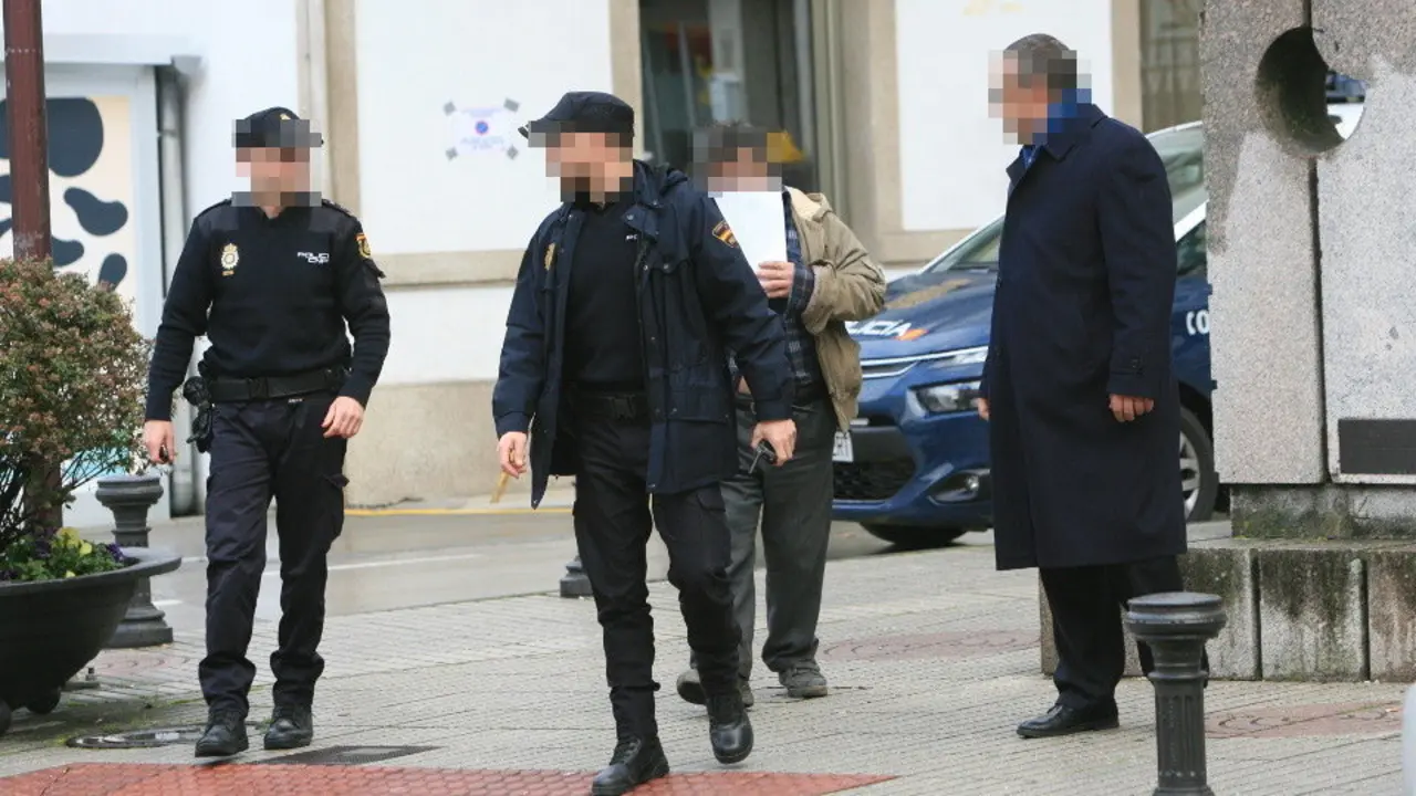 Momento en el que el acusado es conducido al juzgado. TOÑO PARGA