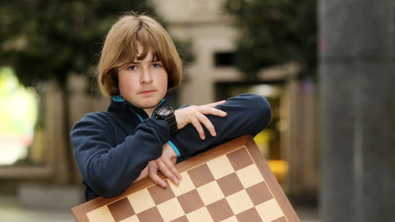 Rubén Fernández muestra su tablero de ajedrez en las inmediaciones de la Praza de Curros Enríquez. RAFA FARIÑA