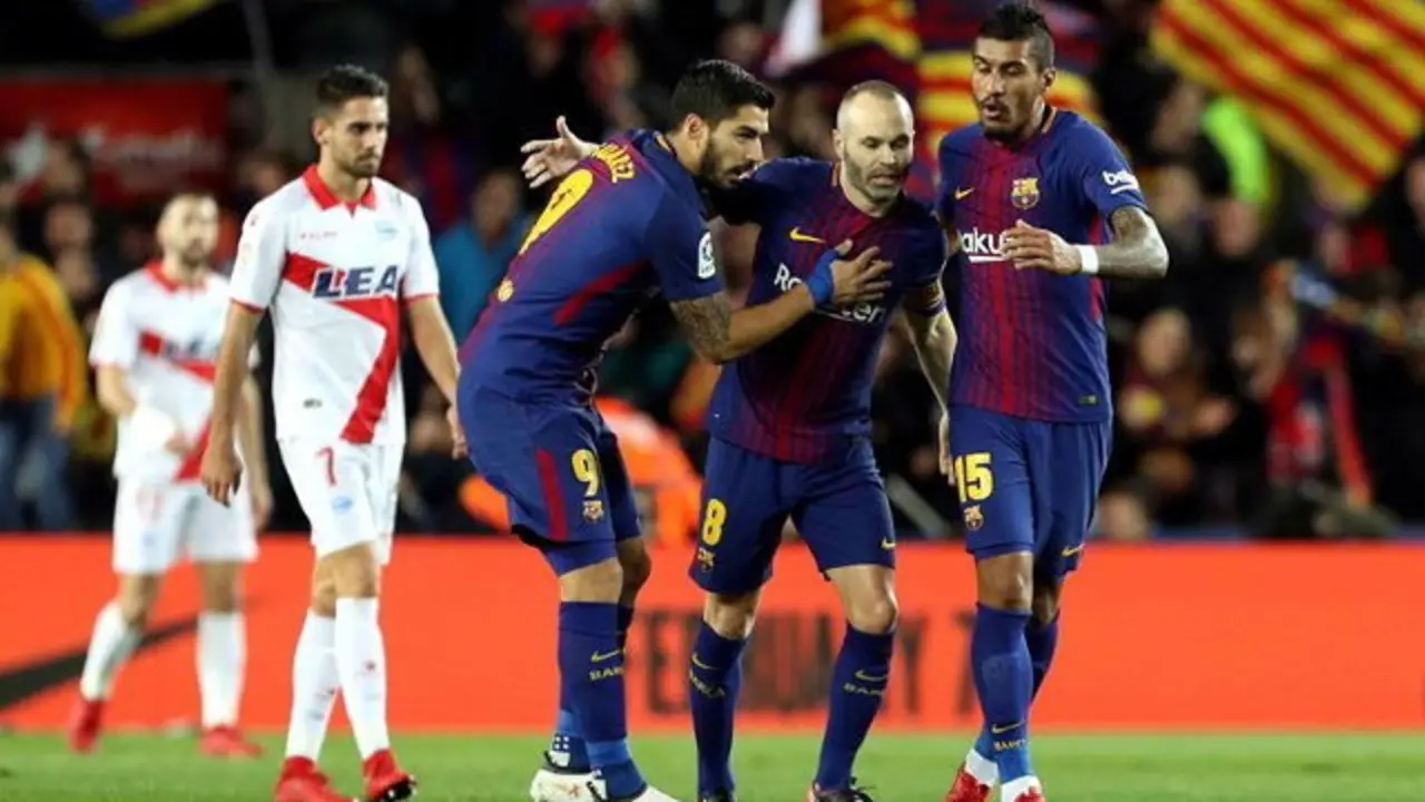 Luis Suárez (i) celebra con Paulinho e Iniesta su gol ante el Deportivo Alavés. TONI ALBIR (EFE)