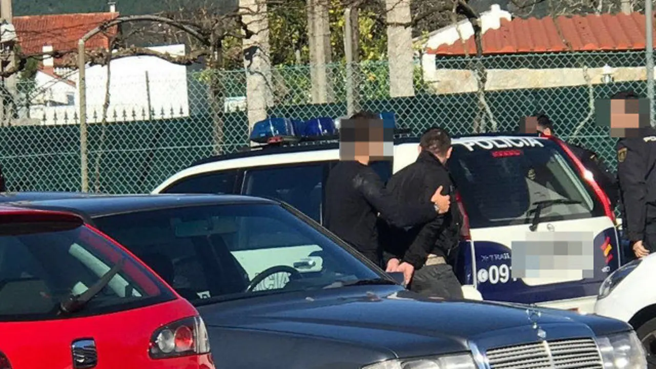 Los agentes introducen a uno de los detenidos en Meaño. CEDIDA