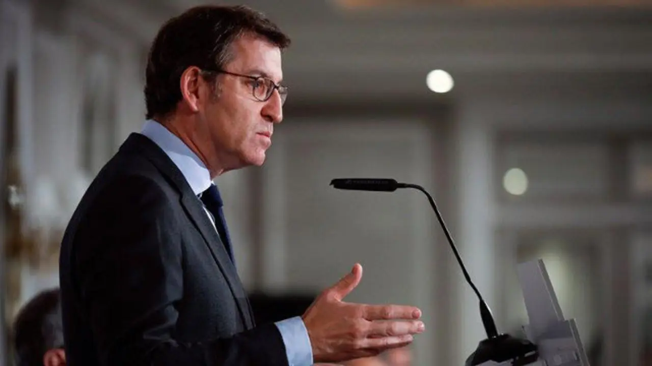 El presidente de la Xunta de Galicia, Alberto Núñez Feijóo, durante su intervención en el desayuno informativo de este lunes. EMILIO NARANJO (EFE)